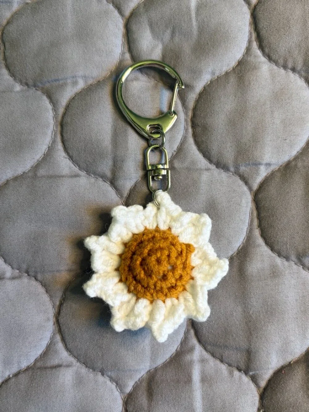 White Daisy Keychain - Picture 1 of 2